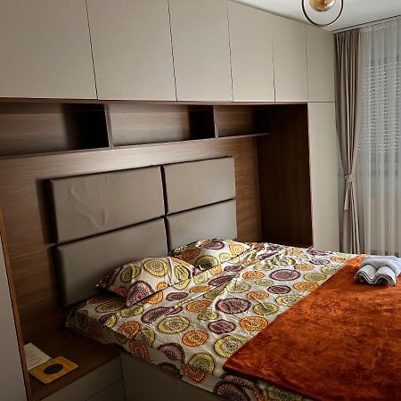 Elegant Apartment In City Centre Pristina Exterior foto