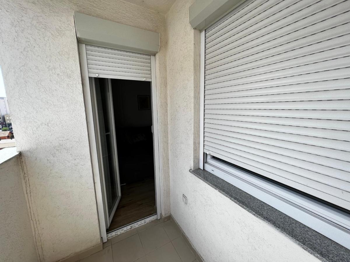 Elegant Apartment In City Centre Pristina Exterior foto