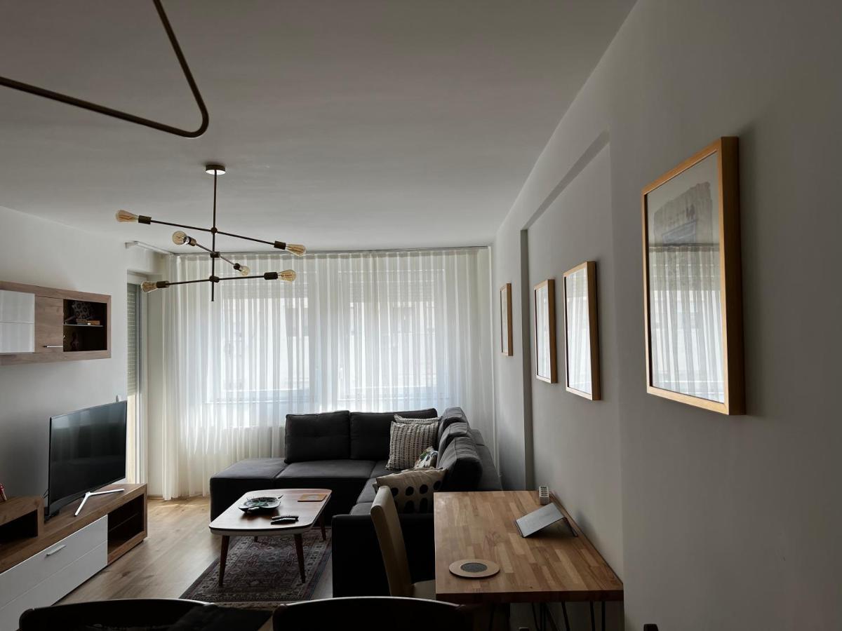 Elegant Apartment In City Centre Pristina Exterior foto