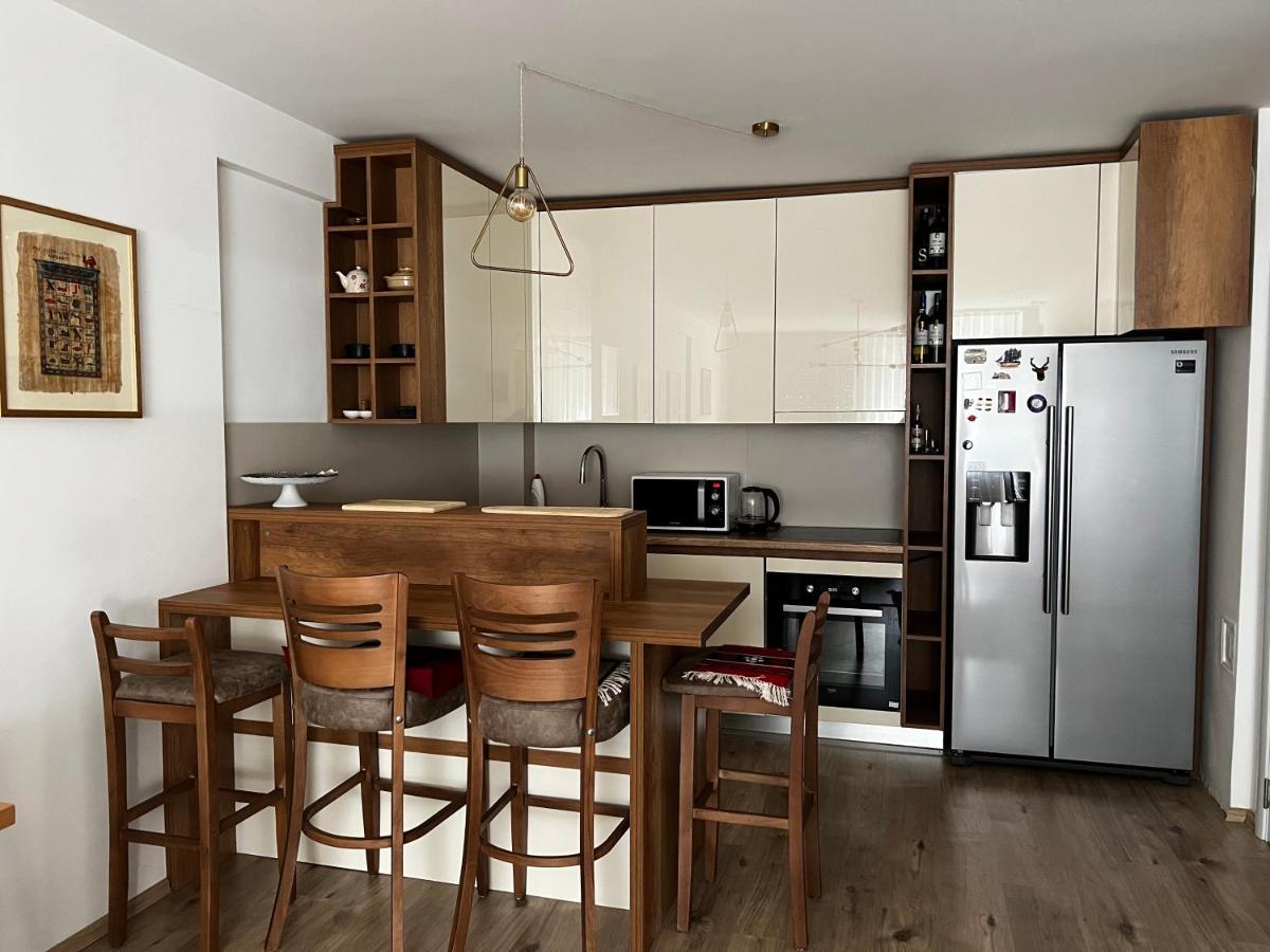 Elegant Apartment In City Centre Pristina Exterior foto