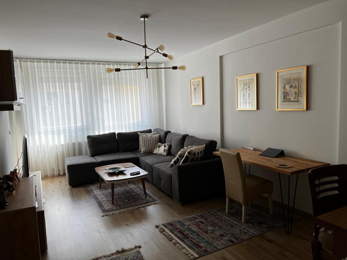 Elegant Apartment In City Centre Pristina Exterior foto