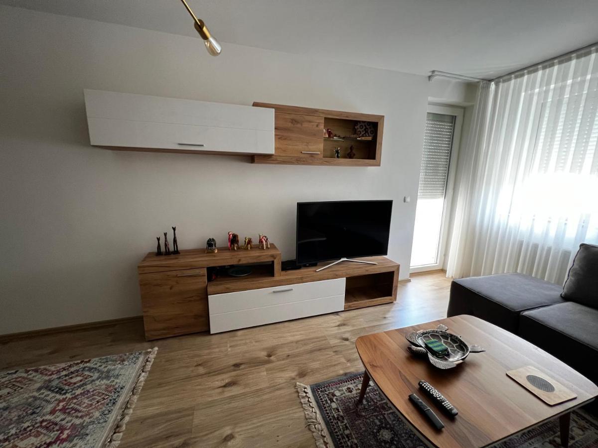 Elegant Apartment In City Centre Pristina Exterior foto