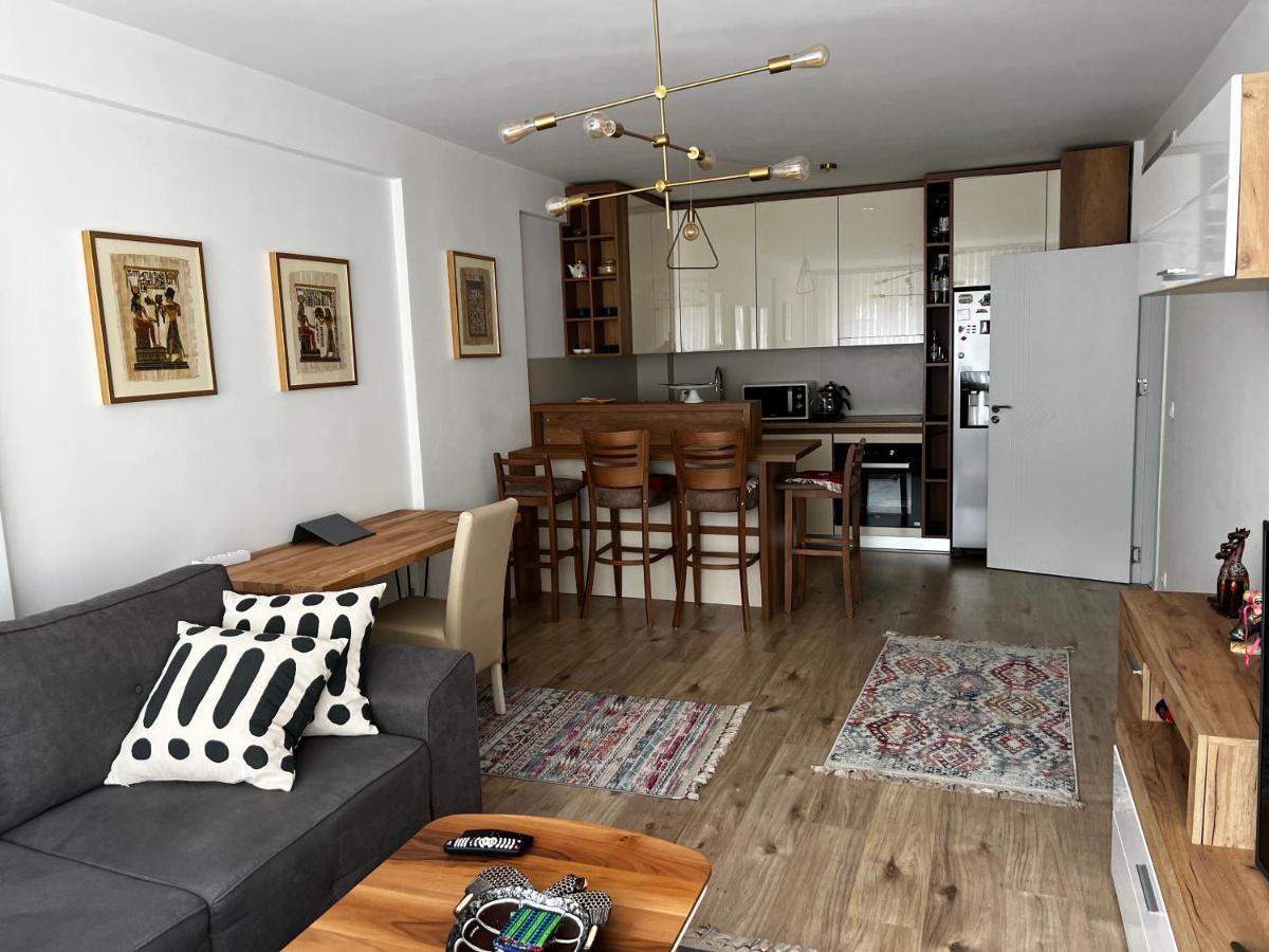 Elegant Apartment In City Centre Pristina Exterior foto