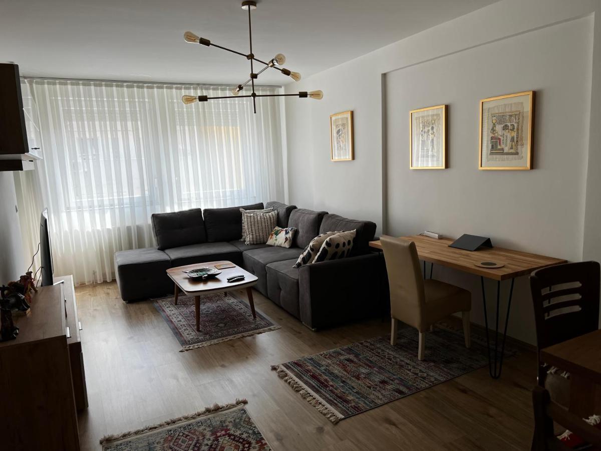 Elegant Apartment In City Centre Pristina Exterior foto