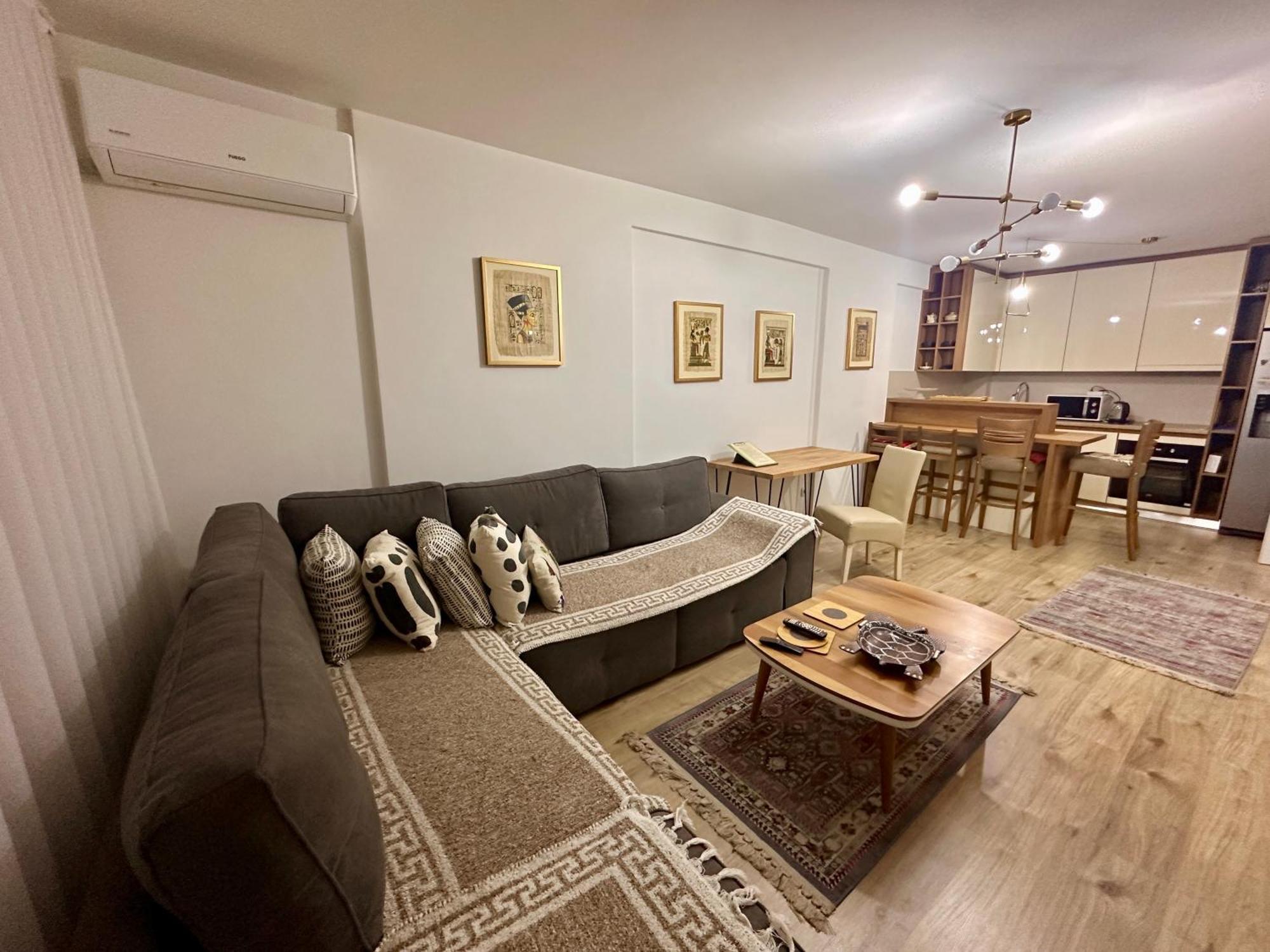 Elegant Apartment In City Centre Pristina Exterior foto