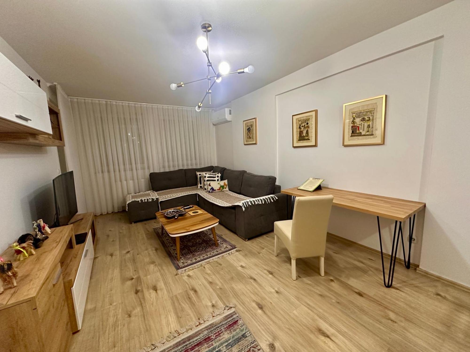 Elegant Apartment In City Centre Pristina Exterior foto